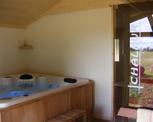 Espace bien-être avec jacuzzi et sauna au Village Équi-Nature